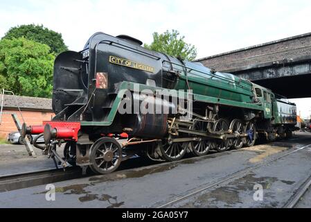 A class 9F smouldering at Loughborough station. Stock Photo