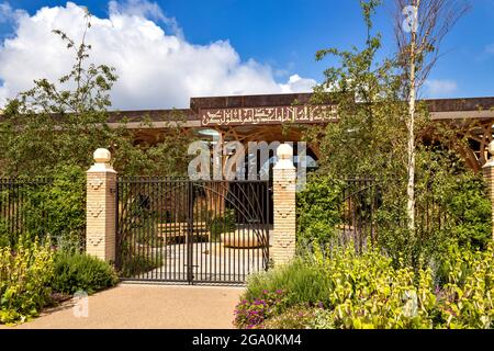 CAMBRIDGE ENGLAND CAMBRIDGE CENTRAL MOSQUE THE ENTRANCE GATE TO THE GARDEN AND BUILDING Stock Photo