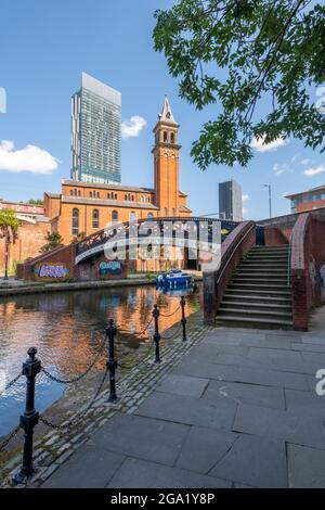 old and new contrasting architecture in greater manchester city centre on the canal network Stock Photo