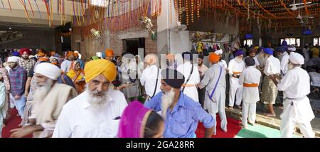 washing up volunteers, Golden Temple (Sri Harmandir Sahib) Gurdwara kitchens in Amritsar, Punjab, India Stock Photo