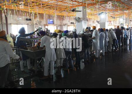 washing up volunteers, Golden Temple (Sri Harmandir Sahib) Gurdwara kitchens in Amritsar, Punjab, India Stock Photo