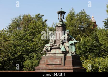 Allegorical figures on Kelvin Way bridge in Glasgow Stock Photo