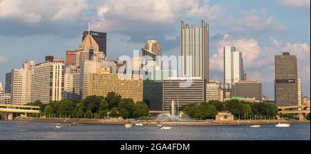 The fountain at Point State Park with downtown Pittsburgh, Pennsylvania, USA in the background and boats on the river Stock Photo