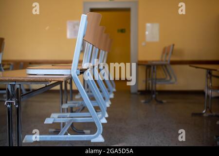 Munich, Germany. 29th July, 2021. An empty classroom in the Rupprecht-Gymnasium. 29.07.2021 is the last school day before the summer holidays in Bavaria. Credit: Sven Hoppe/dpa/Alamy Live News Stock Photo