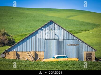 Old barn building in the agricultural Palouse area of eastern Washington state. The Palouse is a region of the northwestern United States, encompassin Stock Photo