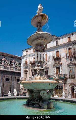 Italy: The 16th century Praetorian Fountain (Fontana Pretoria), Piazza Pretoria, Palermo, Sicily. The Praetorian Fountain is located in the heart of the historic centre of Palermo and represents the most important landmark of Piazza Pretoria. The fountain was originally built by Francesco Camilliani (1530 - 1586), a Tuscan sculptor, in the city of Florence in 1554, but was transferred to Palermo in 1574 Stock Photo