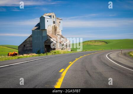 Old grain elevator near Pullman, Washington, in the Palouse region of eastern Washington. Stock Photo