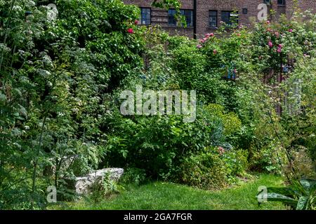 The Phoenix community garden is a tranquil haven in central London. Between Charing Cross Rd and Shaftesbury Av, established in 1984. Stock Photo