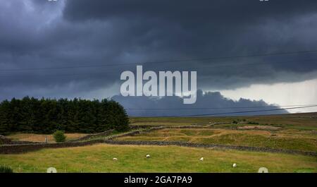 Storm clouds gather over Yorkshire moorland at 900ft Stock Photo