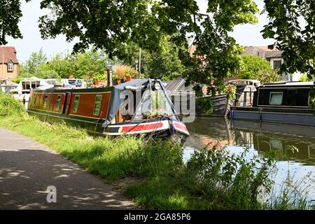 Newbury, Berkshire, England - June 2021: Houseboat moored on the Kennet and Avon Canal in the centre of Newbury. Stock Photo