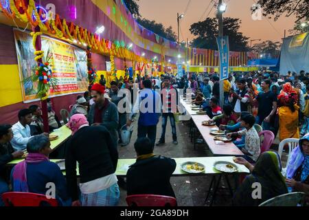 Kolkata, West Bengal, India - 12th January 2020 : Hindu devotees being served free meal, Indian food, at Gangasagar transit camp, Kolkata. Stock Photo