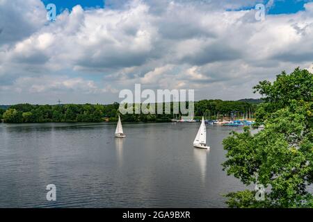 The Sechs-Seen-Platte, a recreational area in the south of Duisburg, near the Wedau district, 6 former gravel pits, sailing boat on the Masurensee, Du Stock Photo