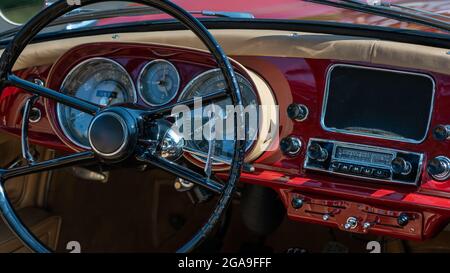 PLYMOUTH, MI/USA - JULY 26, 2021: Close-up of a 1957 BMW 507 dashboard at Concours d'Elegance of America car show at The Inn at St. John’s. Stock Photo