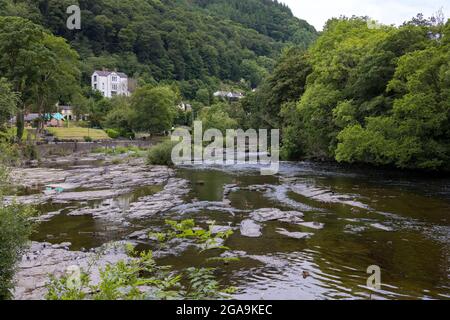 LLANGOLLEN, DENBIGHSHIRE, WALES - JULY 11 : View along the River Dee in LLangollen, Wales on July 11, 2021 Stock Photo