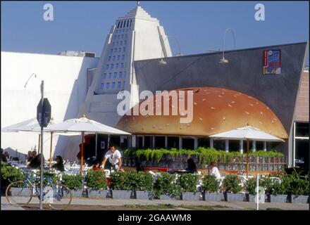 Hamburger Restaurant Los Angeles shaped like hamburger programmatic  architecture Stock Photo - Alamy