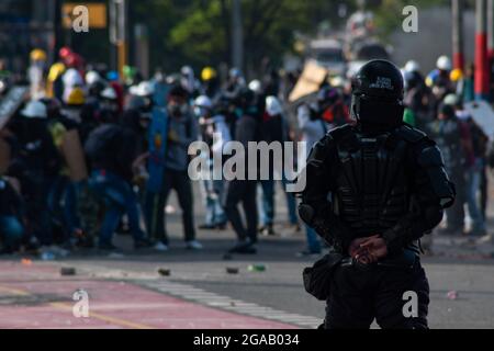 Medellin, Colombia. 28th July, 2021. A Colombia's riot police officer stands as demonstrators prepare to clash as demonstrations ended in late-night clashes between Colombia's riot police (ESMAD) and Demonstrators as Colombia marks 3 months of Anti-Government Protests against Colombia's president Ivan Duque government, and a new tax-reform amidst unrest and violence that left at least 83 dead since protests started. On July 28, 2021 in Medellin - Antioquia, Colombia. Credit: Long Visual Press/Alamy Live News Stock Photo