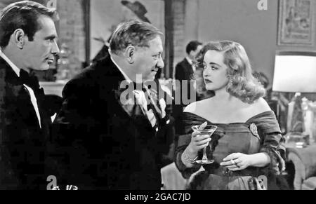 ALL ABOUT EVE 1950 20th Century Fox film with from left: Gregory Ratoff, Gary Merrill, Bette Davis Stock Photo