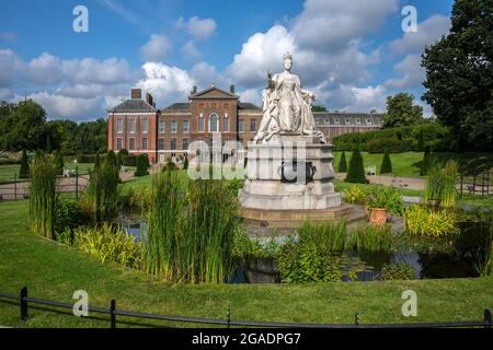 Queen Victoria Statue in front of Kensington Palace, London Stock Photo