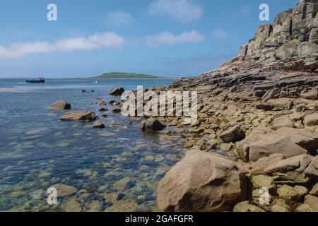Carn Near quay / bay, Tresco island, Isles of Scilly, Cornwall, England, UK, July 2021 Stock Photo
