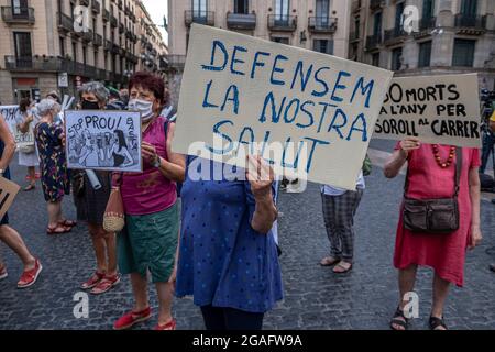 Barcelona, Spain. 30th July, 2021. Protesters hold placards in defense of health and the end of night noise during the demonstration.Residents and neighbors of the Barceloneta and Ciutat Vella neighborhoods demonstrate against the night noise produced mainly by nightlife in bars and parties at the most popular neighborhoods of Barcelona, claiming the right to rest. Credit: SOPA Images Limited/Alamy Live News Stock Photo