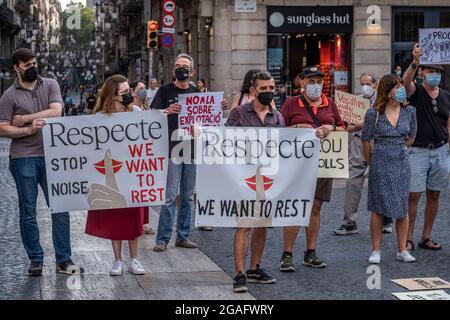 Barcelona, Spain. 30th July, 2021. Protesters hold placards asking for respect and rest for the night during the demonstration.Residents and neighbors of the Barceloneta and Ciutat Vella neighborhoods demonstrate against the night noise produced mainly by nightlife in bars and parties at the most popular neighborhoods of Barcelona, claiming the right to rest. (Photo by Paco Freire/SOPA Images/Sipa USA) Credit: Sipa USA/Alamy Live News Stock Photo