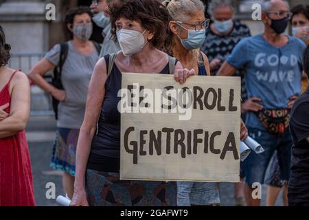 Barcelona, Spain. 30th July, 2021. A protester holds a placard saying that silence gentrifies the neighborhoods during the demonstration.Residents and neighbors of the Barceloneta and Ciutat Vella neighborhoods demonstrate against the night noise produced mainly by nightlife in bars and parties at the most popular neighborhoods of Barcelona, claiming the right to rest. (Photo by Paco Freire/SOPA Images/Sipa USA) Credit: Sipa USA/Alamy Live News Stock Photo