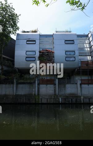 Grade II listed Grand Union Walk housing by Nicholas Grimshaw and Regent's Canal in Camden Town. Stock Photo