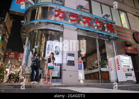 karaoke bar tokyo japan Stock Photo - Alamy