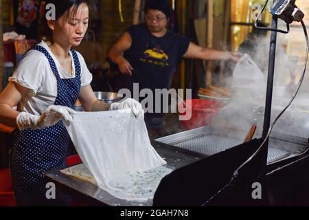 Hong Kong, China. 26th Oct, 2018. A woman seen preparing street food in Cheung Chau Island. (Photo by Andriy Andriyenko/SOPA Images/Sipa USA) Credit: Sipa USA/Alamy Live News Stock Photo