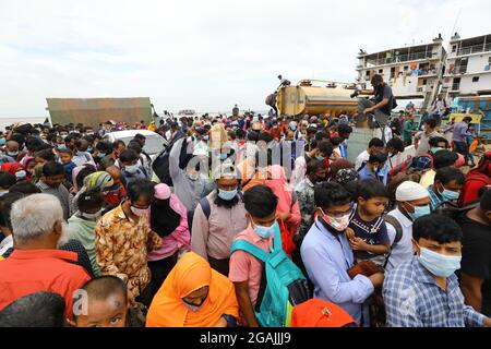 Dhaka, Bangladesh. 31st July, 2021. July, 31, 2021 Crowds of people gather on a ferry as they travel back to Dhaka during lockdown Shimulia ferry ghat in Munshiganj. A large number of people living in the south part of Bangladesh travel by ferry without maintaining the COVID health safety this year (Credit Image: © Harun-Or-Rashid/ZUMA Press Wire) Stock Photo