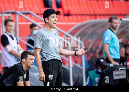 Ingolstadt, Germany. 31st July, 2021. Football: 2nd Bundesliga, FC Ingolstadt 04 - 1. FC Heidenheim, Matchday 2 at Audi Sportpark. Coach Roberto Pätzold (M) of Ingolstadt gestures on the sidelines. Credit: Matthias Balk/dpa - IMPORTANT NOTE: In accordance with the regulations of the DFL Deutsche Fußball Liga and/or the DFB Deutscher Fußball-Bund, it is prohibited to use or have used photographs taken in the stadium and/or of the match in the form of sequence pictures and/or video-like photo series./dpa/Alamy Live News Stock Photo