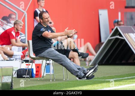 Ingolstadt, Germany. 31st July, 2021. Football: 2. Bundesliga, FC Ingolstadt 04 - 1. FC Heidenheim, Matchday 2 at Audi Sportpark. Coach Frank Schmidt of Heidenheim gestures on the sidelines. Credit: Matthias Balk/dpa - IMPORTANT NOTE: In accordance with the regulations of the DFL Deutsche Fußball Liga and/or the DFB Deutscher Fußball-Bund, it is prohibited to use or have used photographs taken in the stadium and/or of the match in the form of sequence pictures and/or video-like photo series./dpa/Alamy Live News Stock Photo