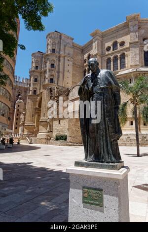 Denkmal von Cardinal Herrera Oria bei der Kathedrale von Malaga, Costa del Sol, Provinz Malaga, Andalusien, Spanien, Europa, Stock Photo