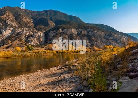 Green River at head of Split Mountain Canyon viewed from Rainbow Park in Dinosaur National Monument, Utah, USA Stock Photo