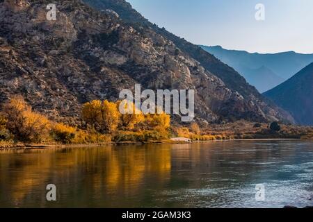 Green River at head of Split Mountain Canyon viewed from Rainbow Park in Dinosaur National Monument, Utah, USA Stock Photo