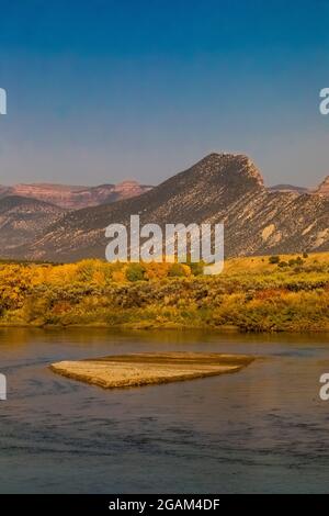 Green River at head of Split Mountain Canyon viewed from Rainbow Park in Dinosaur National Monument, Utah, USA Stock Photo