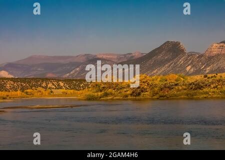 Green River at head of Split Mountain Canyon viewed from Rainbow Park in Dinosaur National Monument, Utah, USA Stock Photo