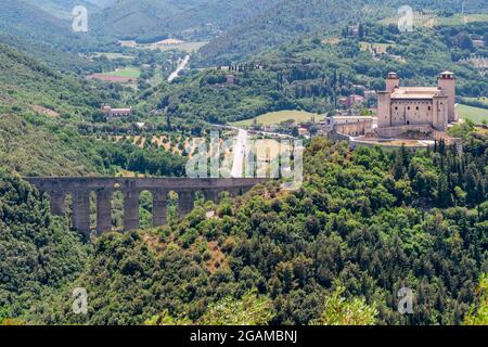 Beautiful top view of the Ponte delle Torri bridge and the Rocca Albornoziana fortress in Spoleto, Italy Stock Photo