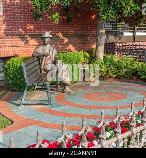 William Faulkner bronze statue of the Nobel and Pulitzer Prize winning author by sculptor William Beckwith in Oxford, Mississippi, USA. Stock Photo