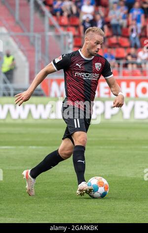 Ingolstadt, Germany. 31st July, 2021. Football: 2. Bundesliga, FC Ingolstadt 04 - 1. FC Heidenheim, Matchday 2 at Audi Sportpark. Maximilian Beister from Ingolstadt plays the ball. Credit: Matthias Balk/dpa - IMPORTANT NOTE: In accordance with the regulations of the DFL Deutsche Fußball Liga and/or the DFB Deutscher Fußball-Bund, it is prohibited to use or have used photographs taken in the stadium and/or of the match in the form of sequence pictures and/or video-like photo series./dpa/Alamy Live News Stock Photo