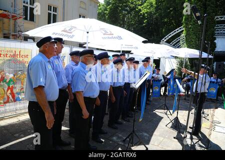 Shanty-Chor Görlitz am Tag der Vereine: Verein(t) am Meridian. Kennenlernen. Vernetzen. Stärken im Stadthallengarten.Görlitz, 31.07.2021 Stock Photo