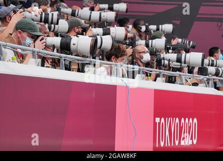 Tokio, Japan. 01st Aug, 2021. Athletics: Olympics, high jump final, photographers in the stands Credit: Michael Kappeler/dpa/Alamy Live News Stock Photo