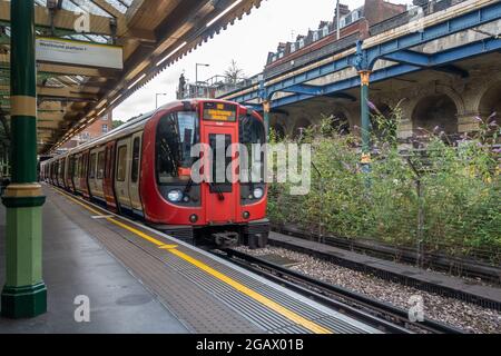 A train arrives into South Kensington London Underground Station Stock Photo