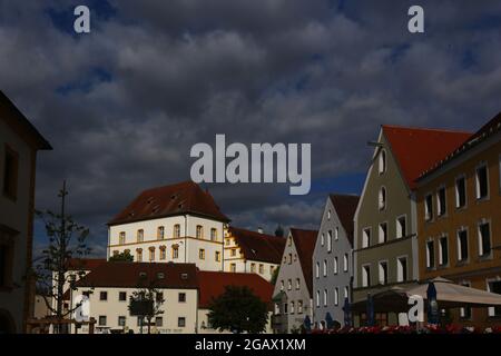 Altstadt oder Innenstadt mit historisches Schloss und dramatischen Wolken in Sulzbach Rosenberg, Amberg, Oberpfalz, Bayern! Stock Photo