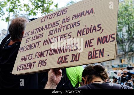 Paris, France. 31th July, 2021. Demonstration against the health pass and the government bill on Saturday July 31, 2021 in Paris, France. Stock Photo