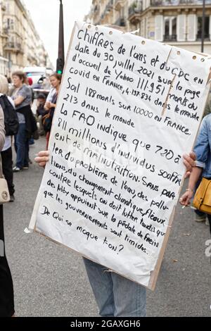 Paris, France. 31th July, 2021. Demonstration against the health pass and the government bill on Saturday July 31, 2021 in Paris, France. Stock Photo
