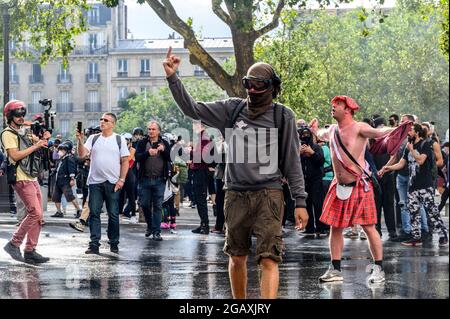 Paris, France. 01st Aug, 2021. Several thousand people gathered to demonstrate against the health pass (Pass Sanitaire). There were clashes with the police. Paris, France, on July 31, 2021. Photo by Kelly Linsale /BePress/ABACAPRESS.COM Credit: Abaca Press/Alamy Live News Stock Photo