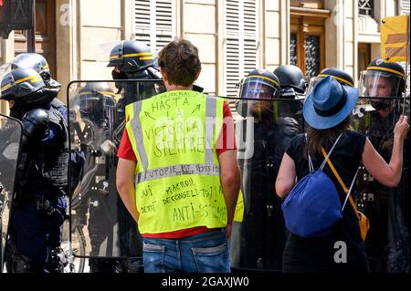 Paris, France. 01st Aug, 2021. Several thousand people gathered to demonstrate against the health pass (Pass Sanitaire). There were clashes with the police. Paris, France, on July 31, 2021. Photo by Kelly Linsale /BePress/ABACAPRESS.COM Credit: Abaca Press/Alamy Live News Stock Photo