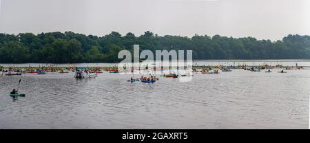 Wausau, Wisconsin, USA, July 31, 2021, 7th Annual Paddle Pub Crawl, Ed Giallomardo and Feed the Dog band entertain kayakers just before the start, pan Stock Photo