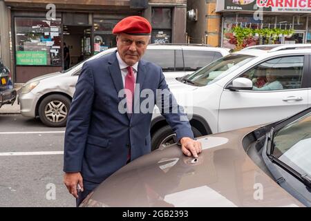 NEW YORK, NY - AUGUST 01: New York City mayoral Republican nominee Curtis Sliwa inspects a car with bullet hole on August 1, 2021 in New York City.  New York City mayoral Republican nominee Curtis Sliwa holds a press conference on the afternoon following the July 31, 2021 nighttime gang-related shooting on 37 Avenue in the Corona neighborhood of Queens that injured at least 10 people to demand action. Credit: Ron Adar/Alamy Live News Stock Photo